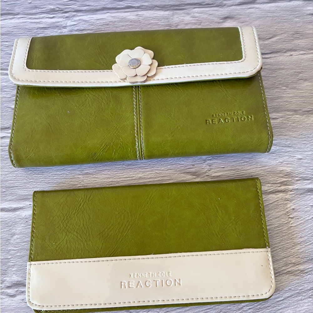 Kenneth Cole Reaction Green and White Floral Accent Wallet 2 Piece Set